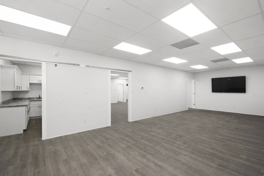 More Photos Of 3801 Bee Ridge Rd, Sarasota Storefront For Lease