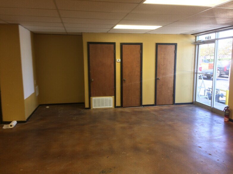 More Photos Of 8446 Gault Ln, San Antonio Light Distribution For Lease