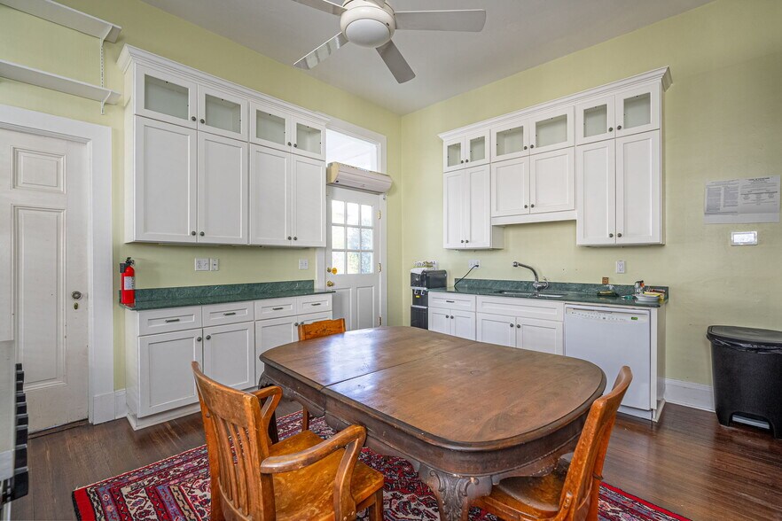 More Photos Of 18 E 34th St, Savannah Office Residential For Lease