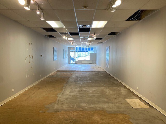 More Photos Of 843-847 Elm St, Winnetka Storefront For Lease