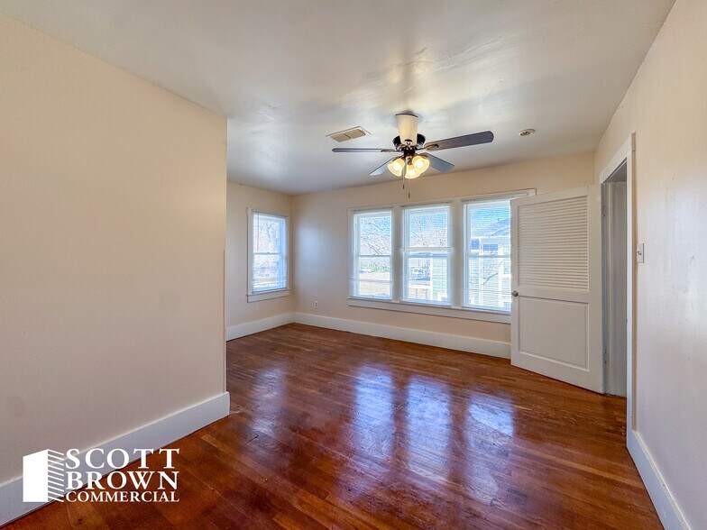 More Photos Of 821 N Locust St, Denton Office For Lease