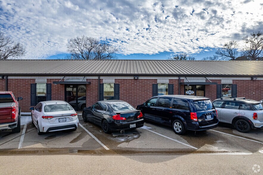 More Photos Of 6724 Paluxy Dr, Tyler Office For Lease