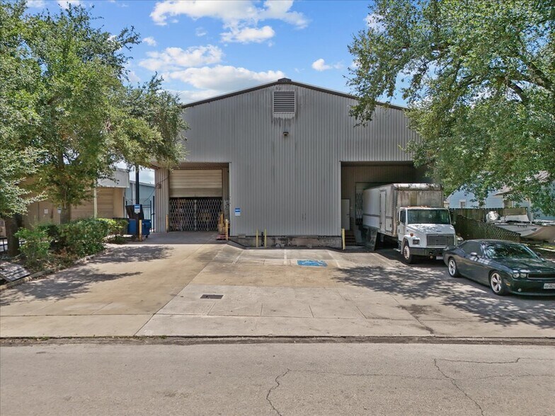 More Photos Of 3700 Reveille St, Houston Freestanding For Lease
