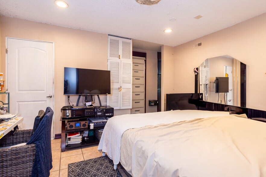 More Photos Of 6402 Graves Ave, Van Nuys Apartments For Sale