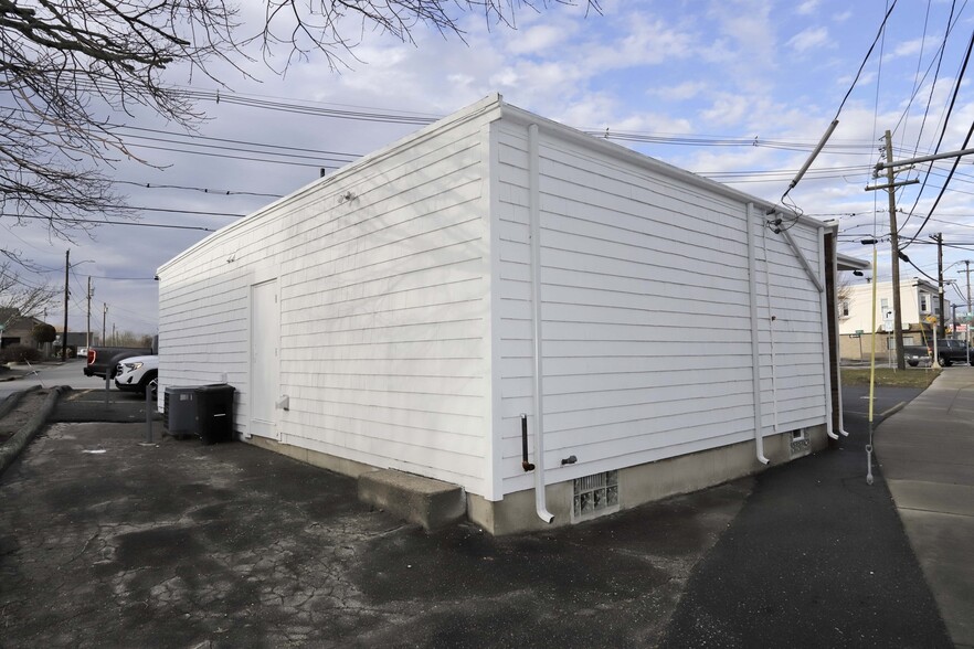 More Photos Of 597 Dartmouth St, Dartmouth Office For Sale