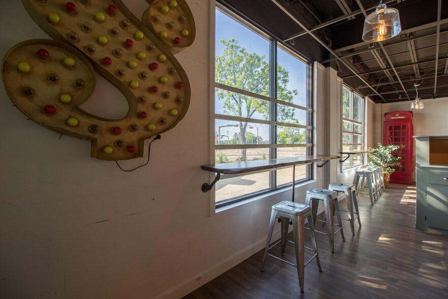 More Photos Of 1000 E 51st St, Austin Unknown For Lease