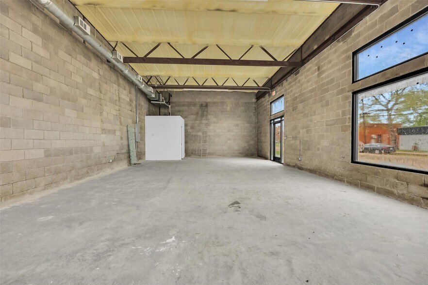 More Photos Of 118 Dallas St, Rice General Retail For Lease