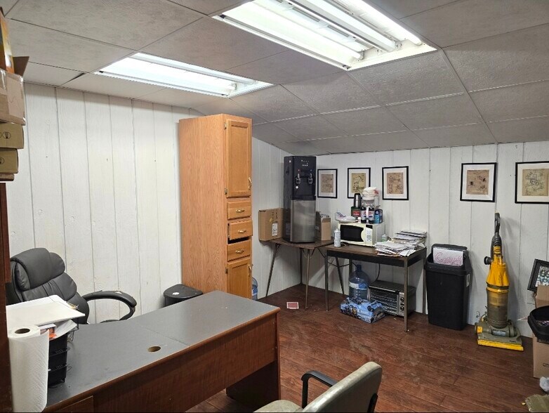 More Photos Of 4433 S Huron Rd, Standish Showroom For Sale