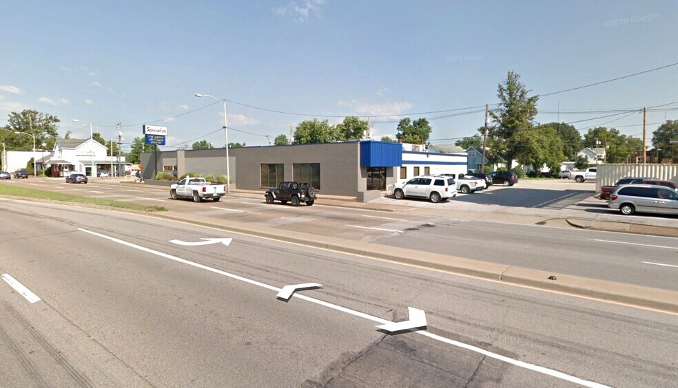 More Photos Of 2021 W Lloyd Expy, Evansville Showroom For Lease