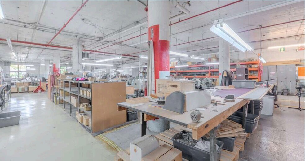 More Photos Of 6674 Av De L'esplanade, Montréal Industrial For Lease