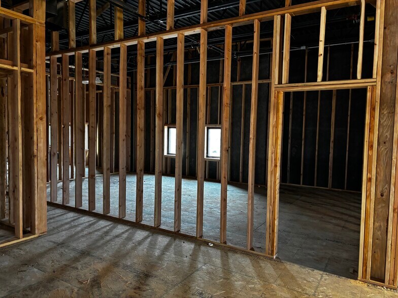 More Photos Of 2200 E Chisholm Dr, Nampa Showroom For Lease