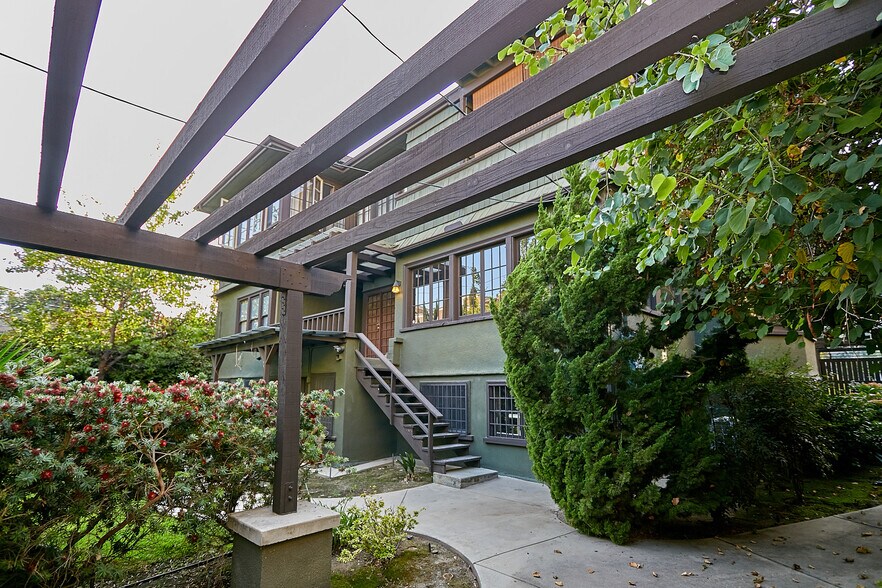 More Photos Of 658 S Bronson Ave, Los Angeles Office Residential For Sale