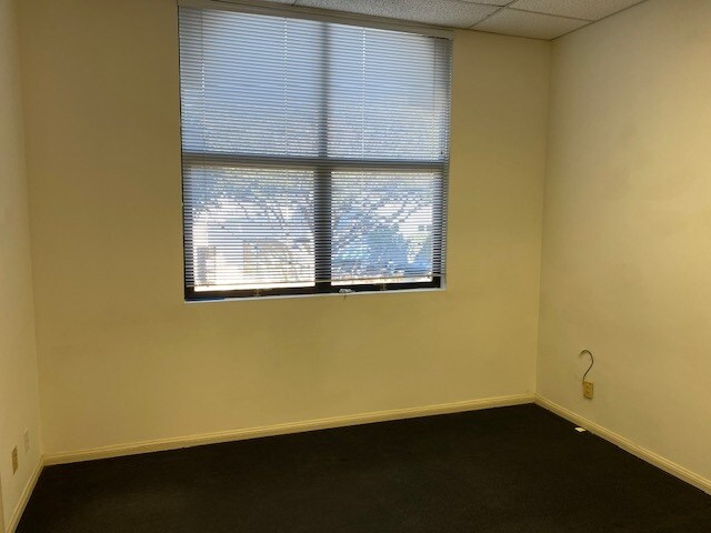 More Photos Of 2510 Main St, Santa Monica General Retail For Sale