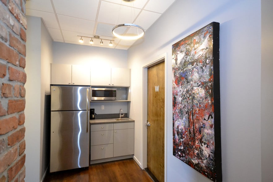 More Photos Of 20 W Main St, Riverhead Office For Lease