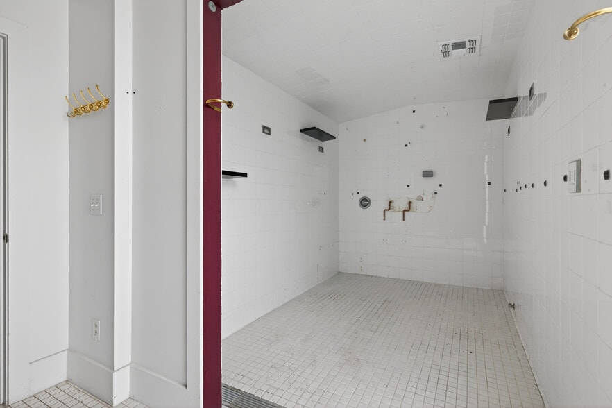 More Photos Of 1895 E Main St, Ventura General Retail For Sale