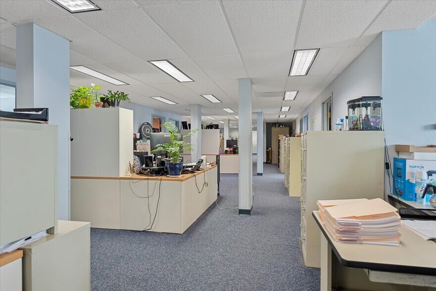 More Photos Of 615 S 2nd St, Springfield Office For Sale