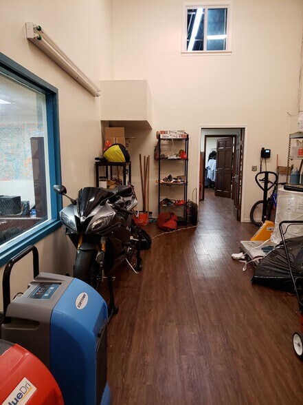 More Photos Of 4926-4950 Eisenhower Ave, Alexandria Light Distribution For Lease