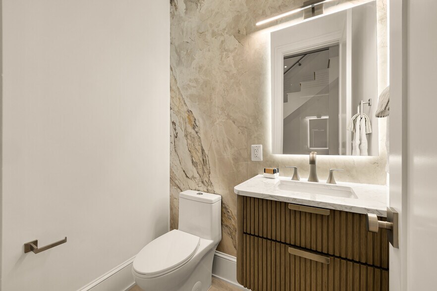 More Photos Of 329 8th St NE, Washington Office For Sale