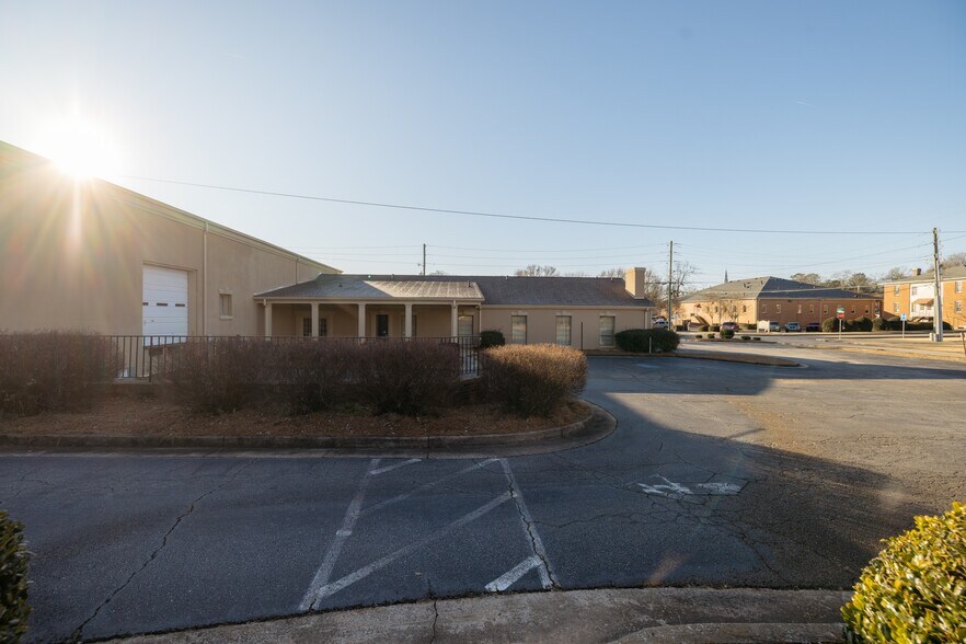 More Photos Of 131 E Church St, Monroe Specialty For Lease