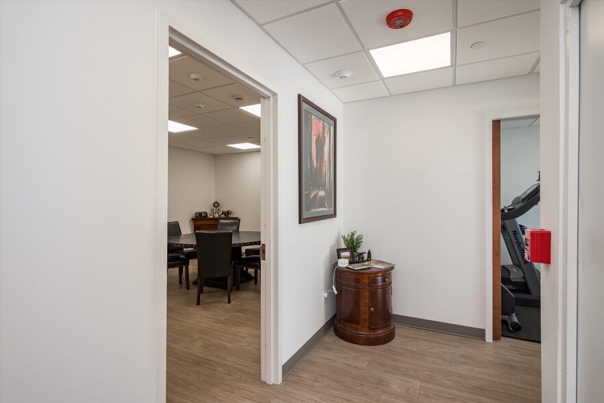 More Photos Of 25 Willowdale Ave, Port Washington Office For Sale