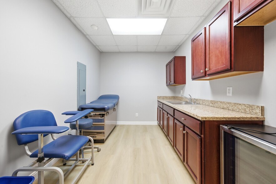 More Photos Of 55 2nd Ave, Brentwood Medical For Lease