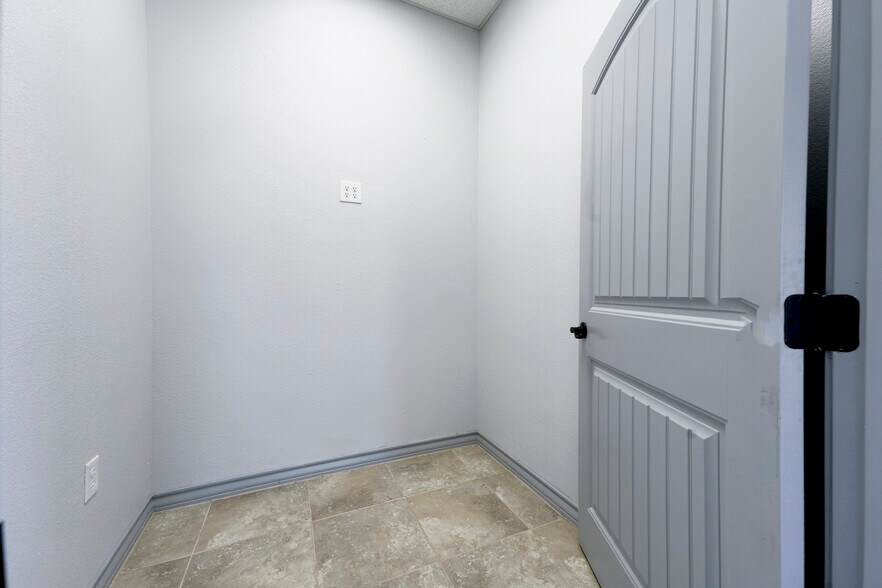 More Photos Of 1508 County Road 1105, Midland Warehouse For Lease