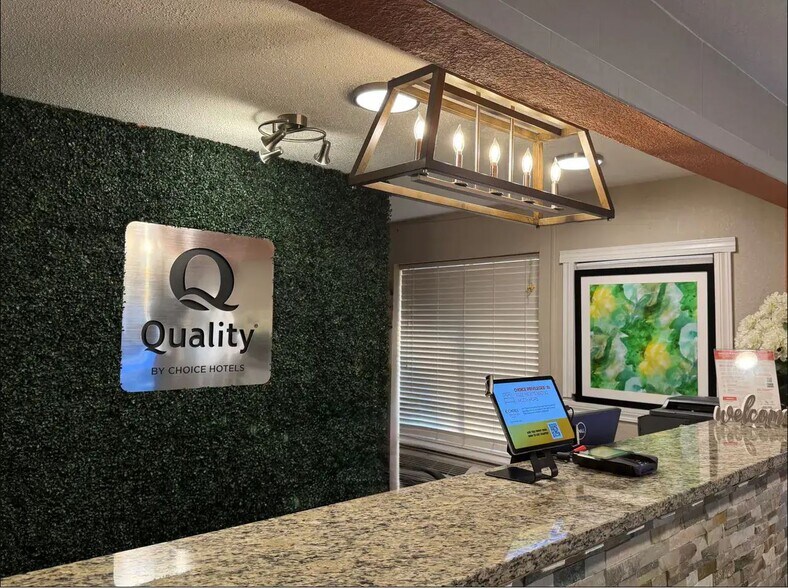 More Photos Of 3925 S Ferdon Blvd, Crestview Hotel For Sale