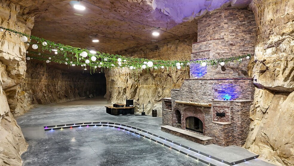 More Photos Of 20 Cave Industrial dr, Crystal City Industrial For Lease