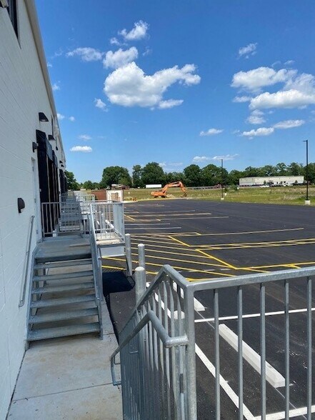 More Photos Of 514 Lansdowne Rd, Fredericksburg Flex For Lease