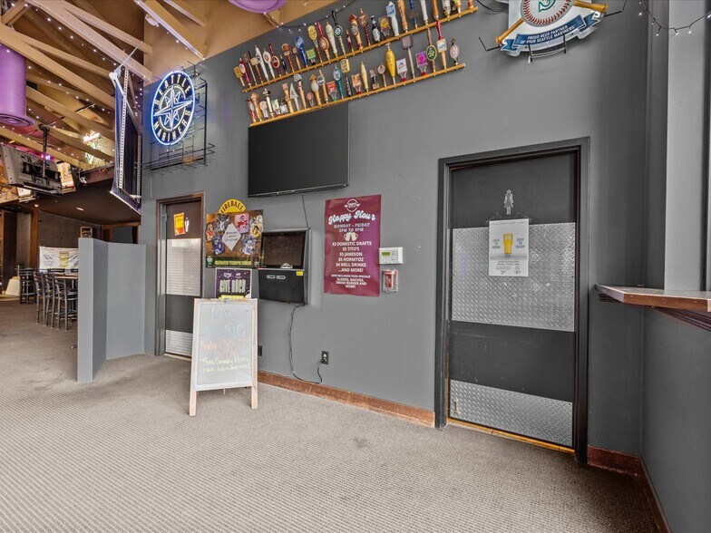 More Photos Of 14417 124th Ave NE, Kirkland Bar For Sale