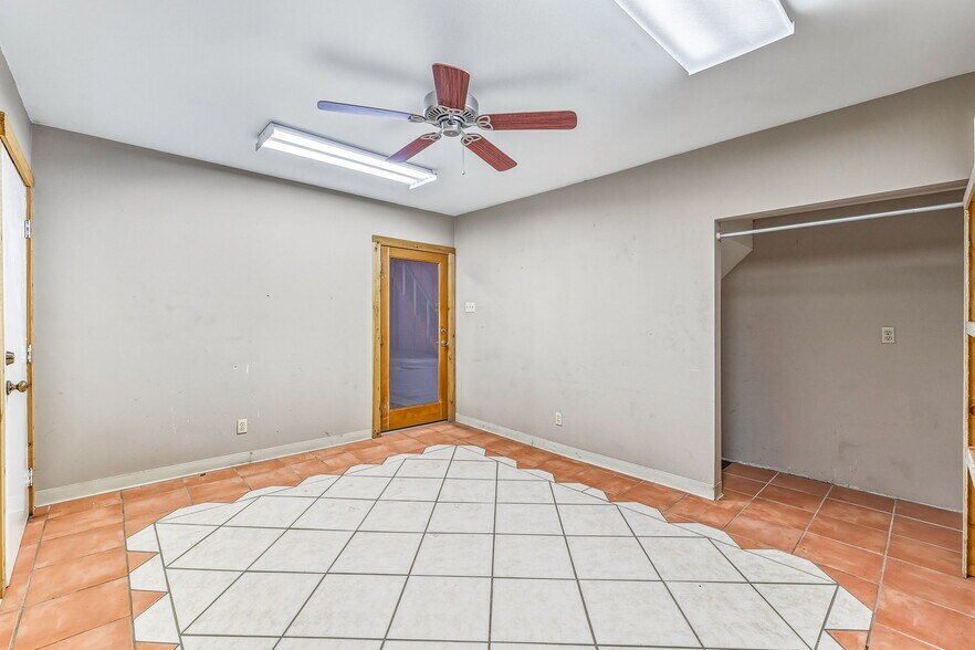 More Photos Of 26 W Washington Dr, San Angelo Warehouse For Sale