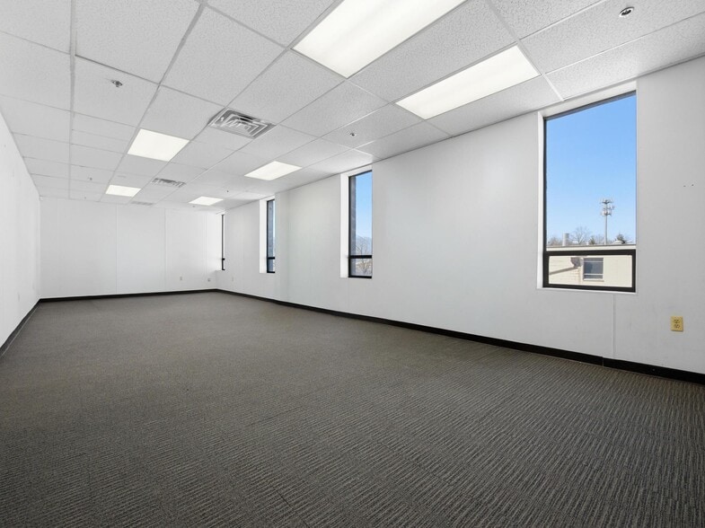 More Photos Of 150 Hopper Ave, Waldwick Research And Development For Lease