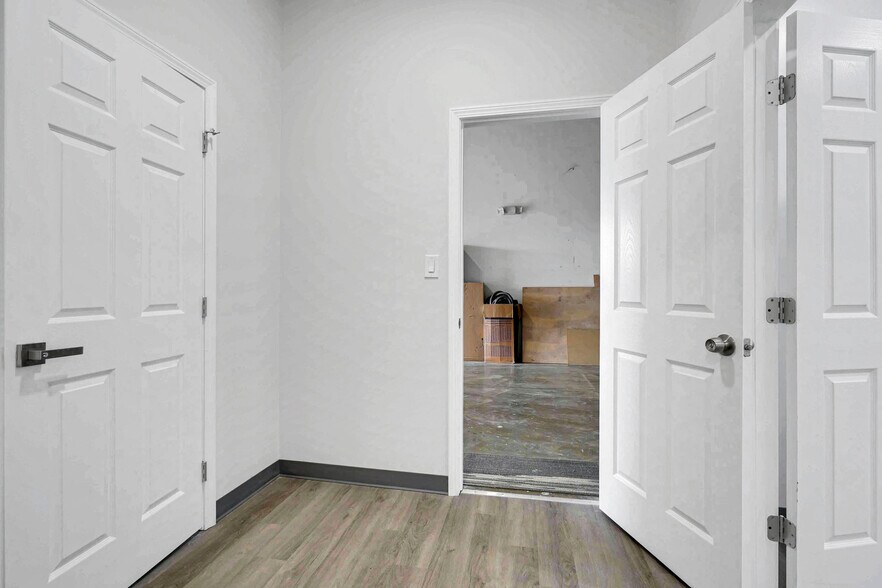 More Photos Of 9201-9373 Mike Garcia Dr, Manassas Warehouse For Lease