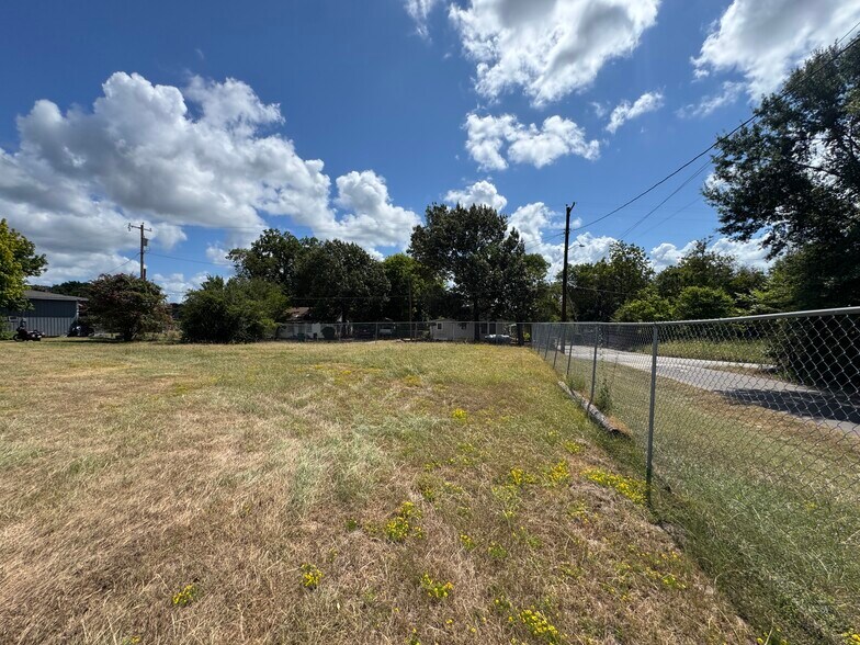 More Photos Of 706 N Perry St, Palestine General Retail For Sale