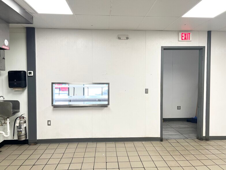 More Photos Of 688 Washington St, Middletown Freestanding For Lease