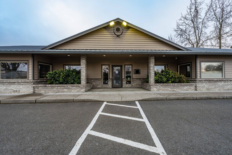 More Photos Of 925 Town Centre Dr, Medford Medical For Lease