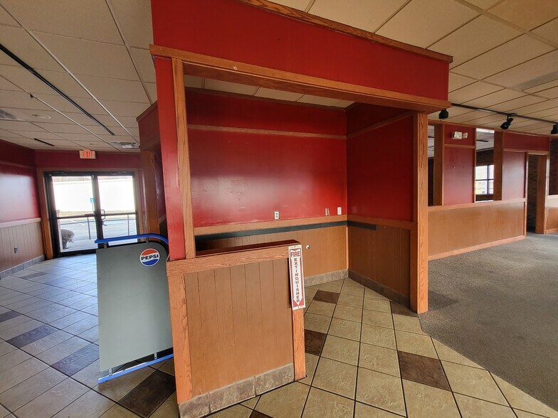 More Photos Of 648 S Neosho Blvd, Neosho Restaurant For Lease