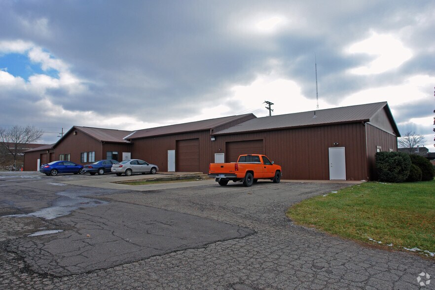 More Photos Of 1321-1325 Grand Oaks Dr, Howell Warehouse For Lease