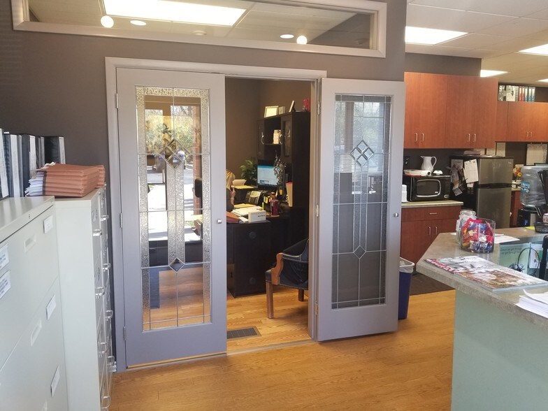 More Photos Of 820 E Terra Cotta Ave, Crystal Lake Office For Sale