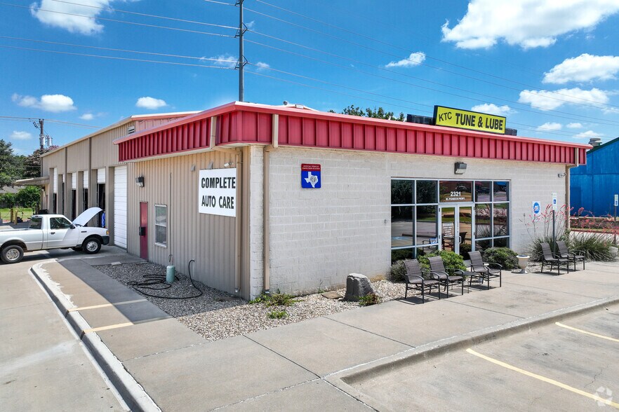 More Photos Of 2321 W Pioneer Pky, Pantego Industrial For Sale