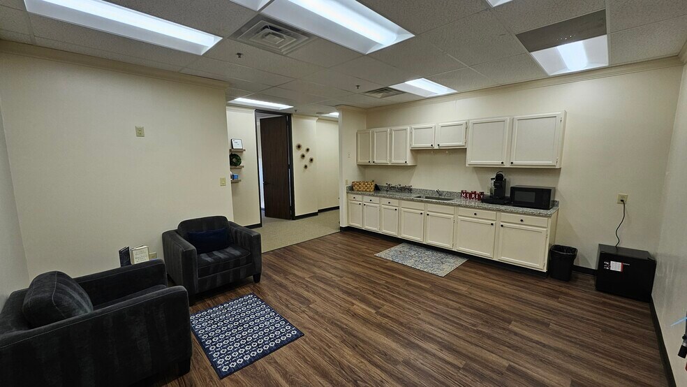More Photos Of 211 E Parkwood Ave, Friendswood Office For Sale
