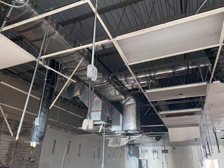 More Photos Of 5424-5428 25th St, Cicero Industrial For Sale