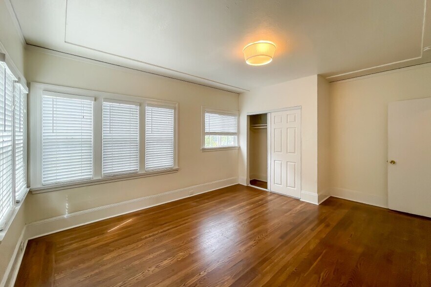 More Photos Of 1000 E 33rd St, Oakland Apartments For Sale