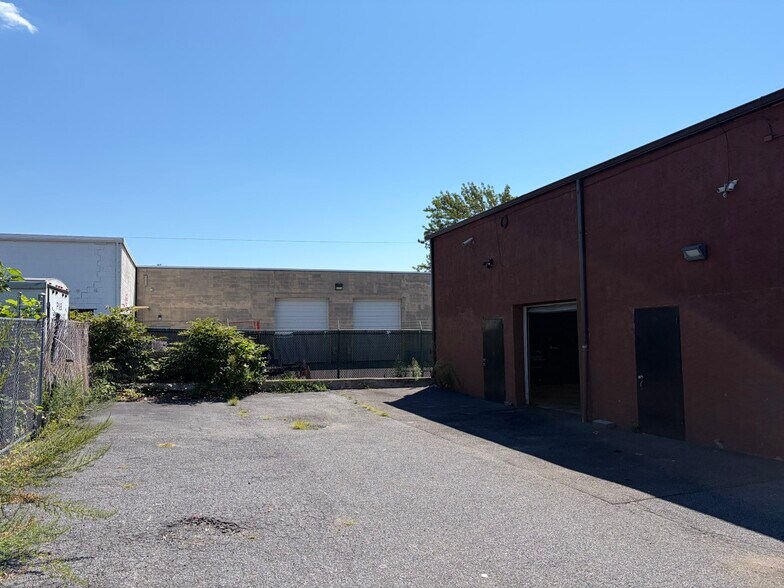 More Photos Of 431 Broadway, West Babylon Industrial For Lease