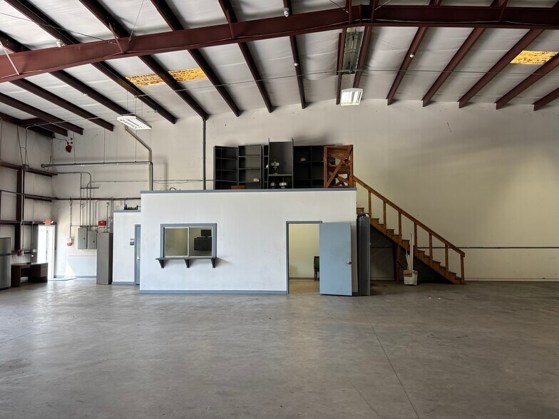 More Photos Of 3223 Trebor St, Pasadena Distribution For Lease