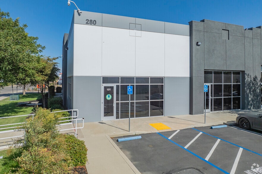 More Photos Of 280 E Larch Rd, Tracy Warehouse For Lease