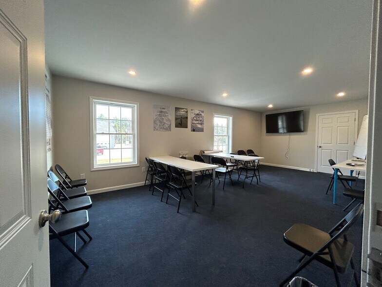 More Photos Of 6 Oxbow Pond Rd, Canterbury Flex For Lease