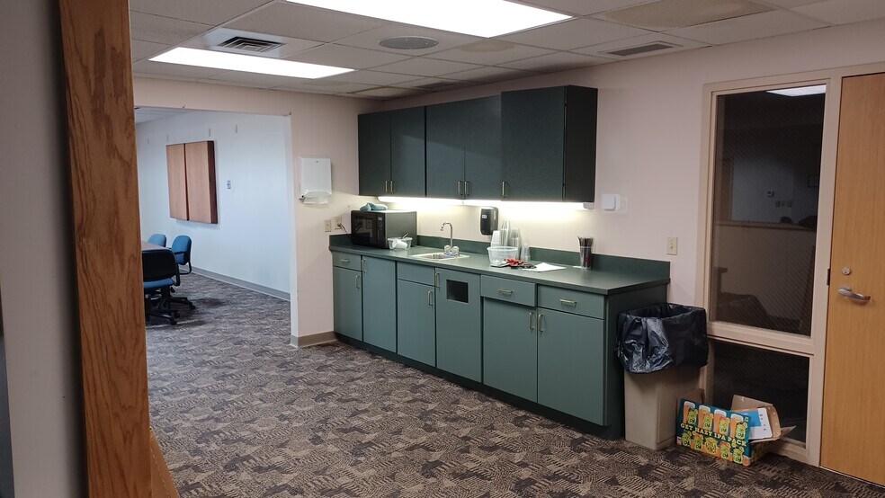 More Photos Of 931 13th Ave N, Clinton Storefront Retail Office For Lease