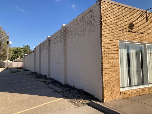 More Photos Of 1021 S Main St, Mcpherson General Retail For Sale
