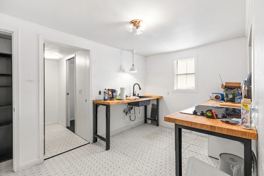 More Photos Of 805 N Magnolia Ave, Luling Flex For Sale